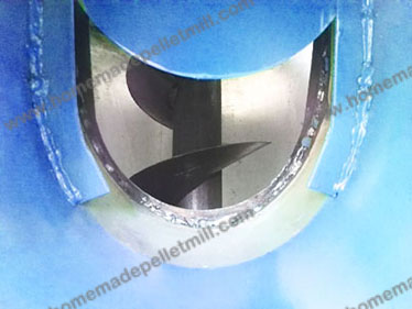 Vertical feed mixer with good structure